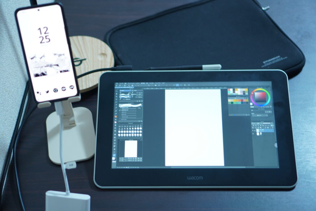 スマホとWacom Oneを繋いでクリスタを使う様子